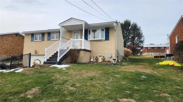 a view of a house with a yard