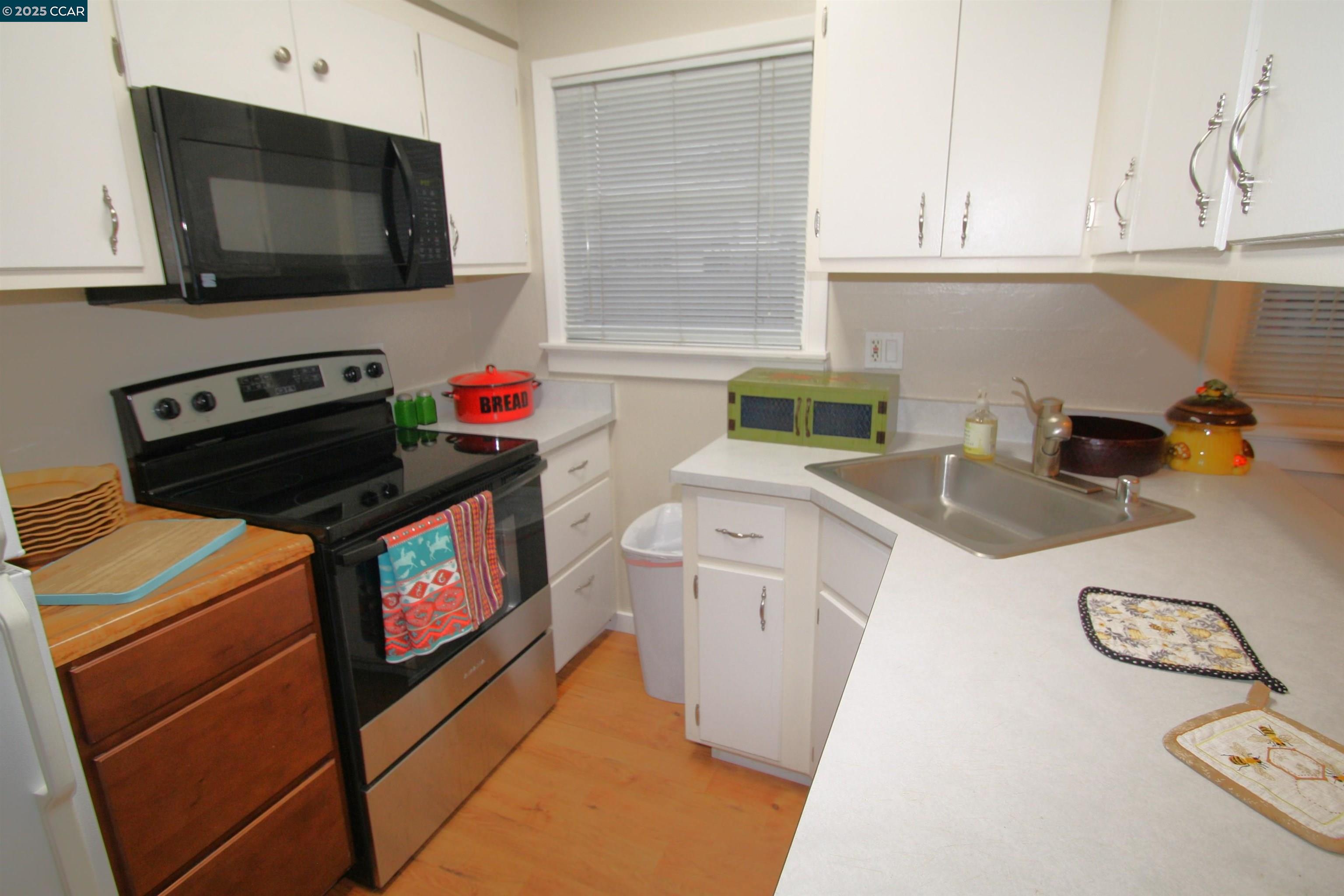 1002 Warren Street Martinez, CA 94553 - Photo 11 of 26