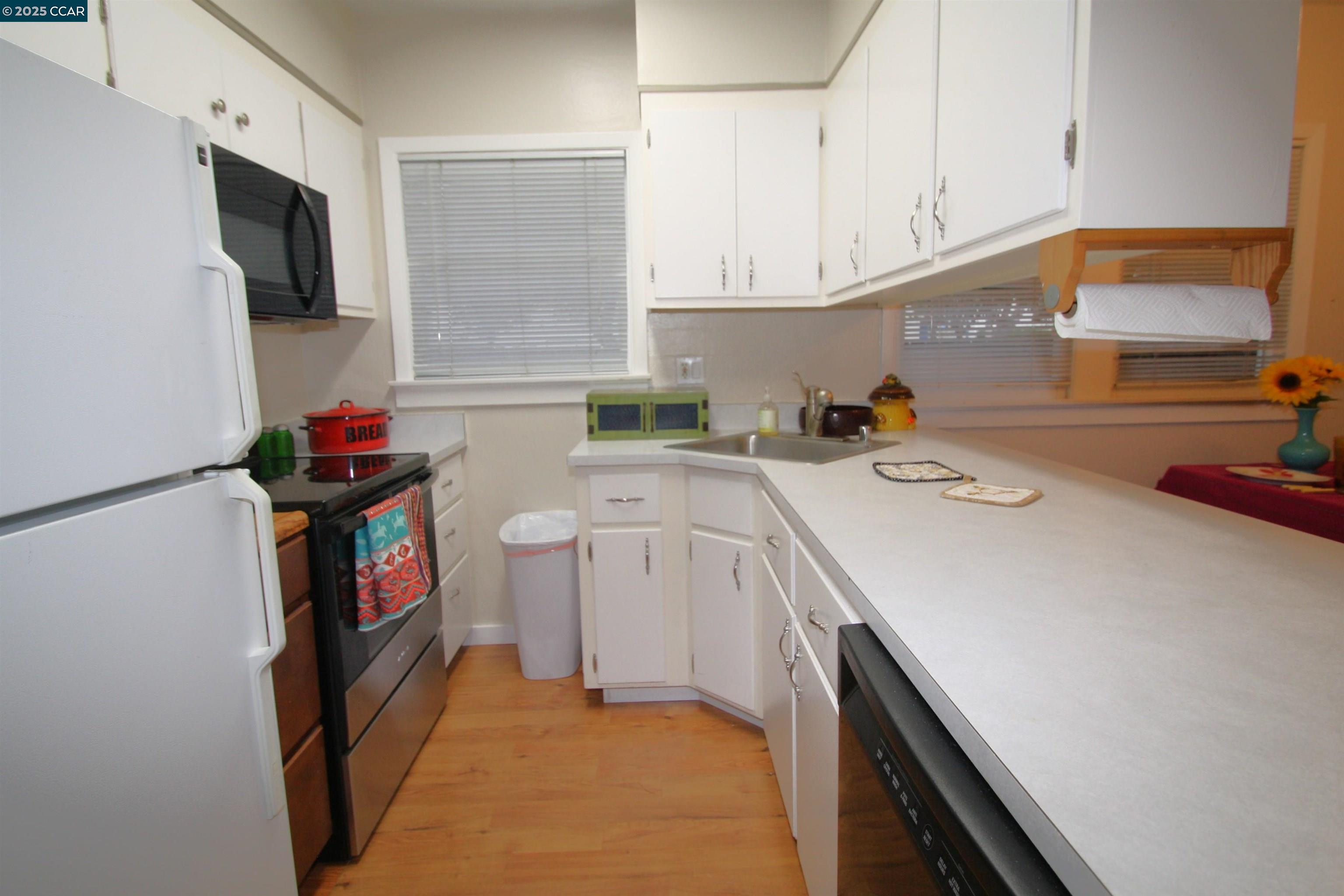 1002 Warren Street Martinez, CA 94553 - Photo 12 of 26