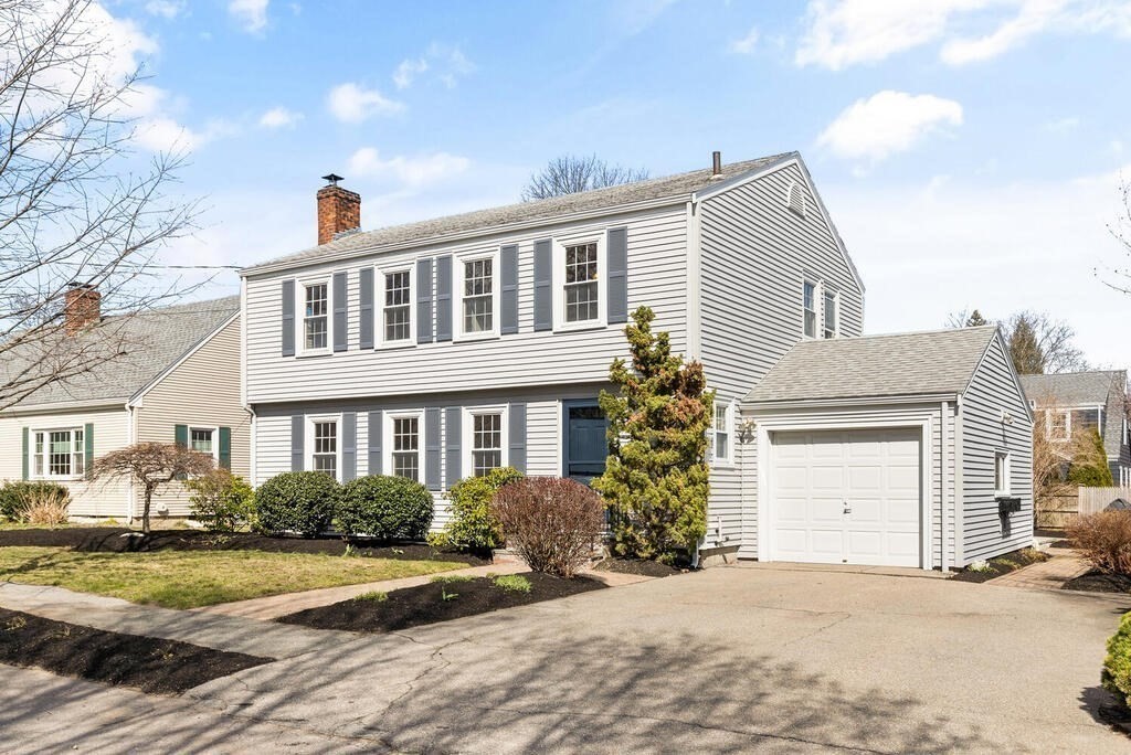 17 Canterbury Road Marblehead, MA 01945 - Photo 1 of 32 Gallery Image 1