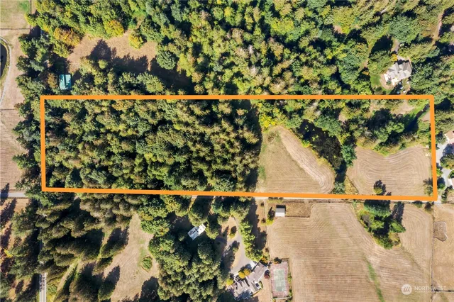 a view of entryway with outdoor area