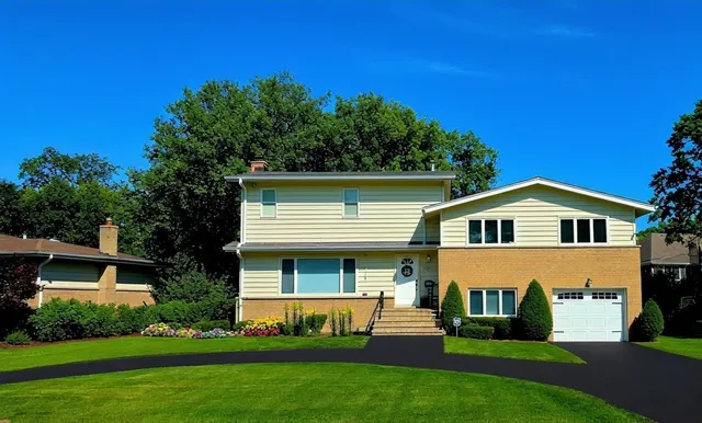 $699,000 | 517 Appletree Lane, Deerfield, IL 60015