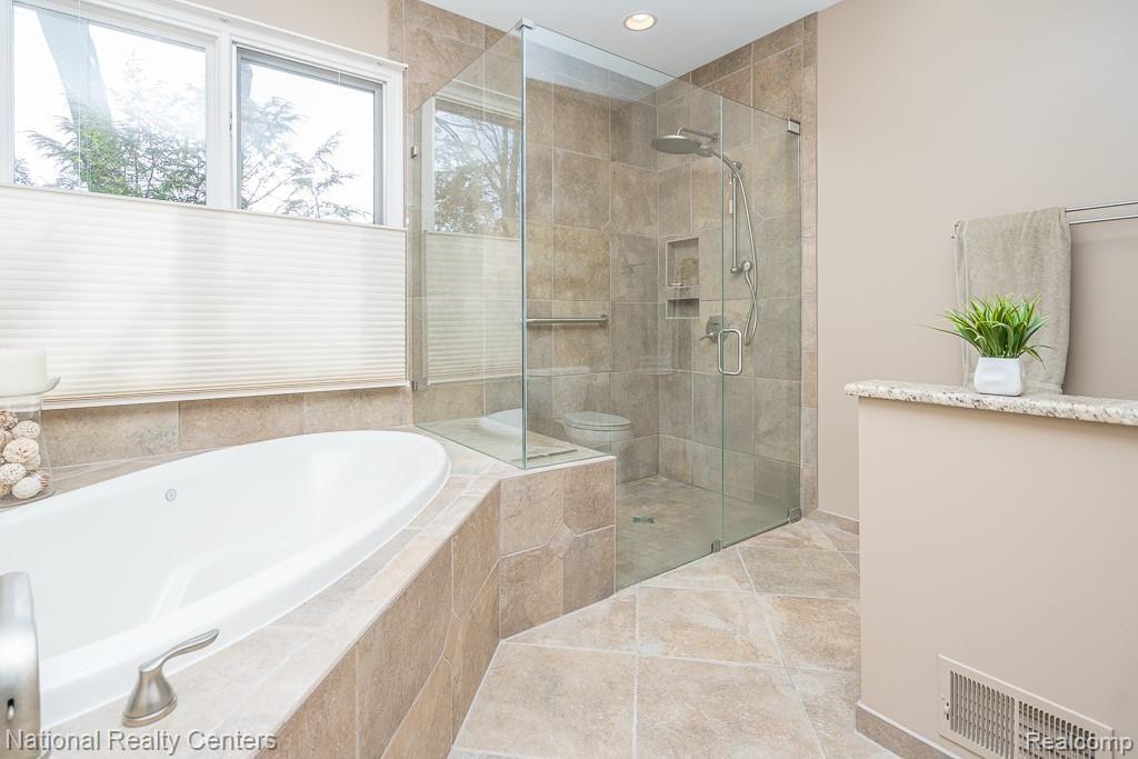 424 Inverness Highland, MI 48357 - Photo 20 of 45 18.jpg