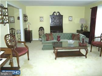 137 Hamilton Road Marlton, NJ 08053 - Photo 3 of 11 Living Room