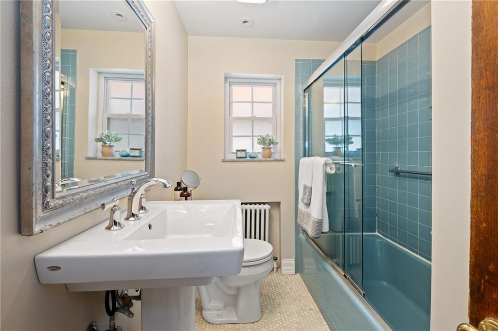 6557 Darlington Road Pittsburgh, PA 15217 - Photo 21 of 28 Full bathroom