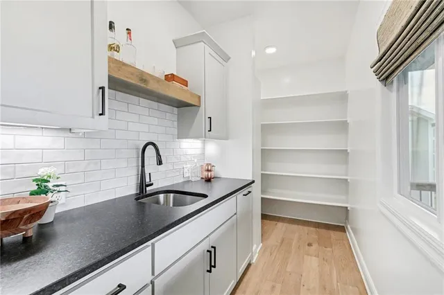 $890,000 | 130 Northwest Ambersham Drive, Lee's Summit, MO 64081