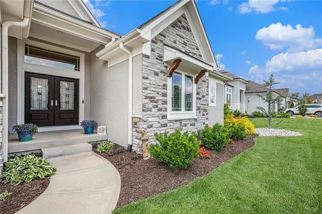 $890,000 | 130 Northwest Ambersham Drive, Lee's Summit, MO 64081