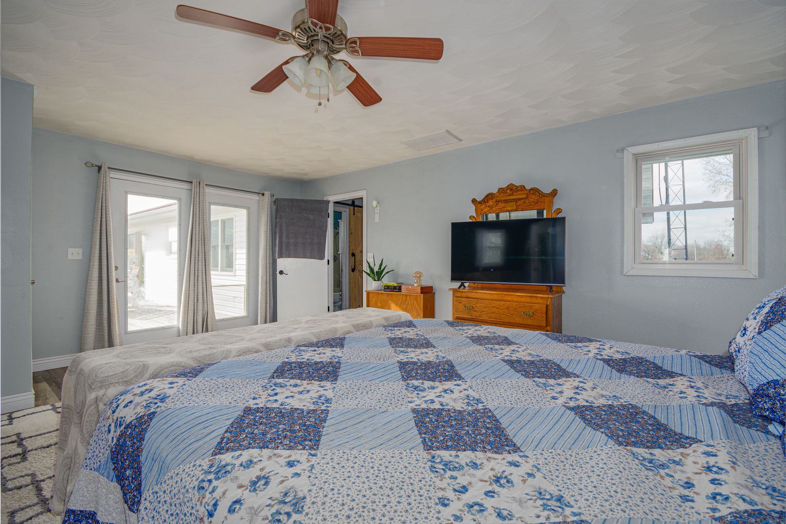 4786 Keller Road Iuka, IL 62849 - Photo 20 of 40 a bedroom with furniture and a window