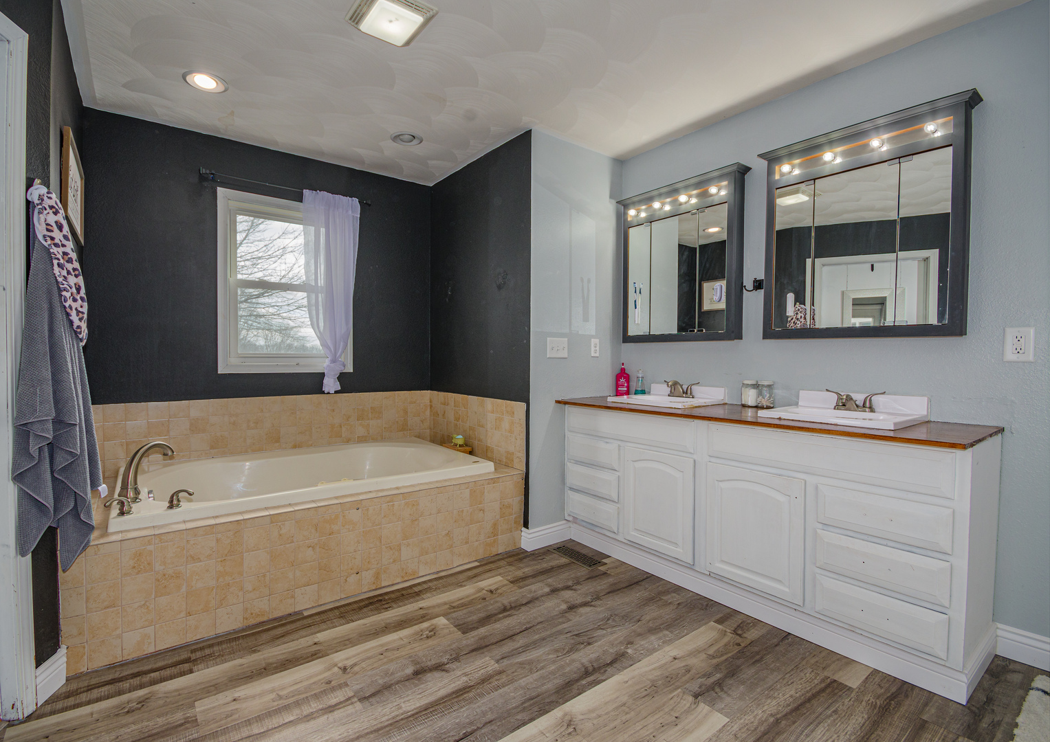 4786 Keller Road Iuka, IL 62849 - Photo 21 of 40 a spacious bathroom with a tub double sink window and mirror