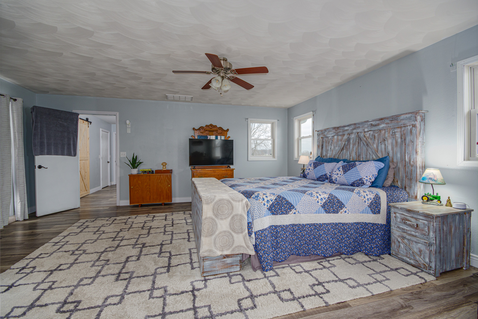 4786 Keller Road Iuka, IL 62849 - Photo 22 of 40 a bed room with a bed and a lamp