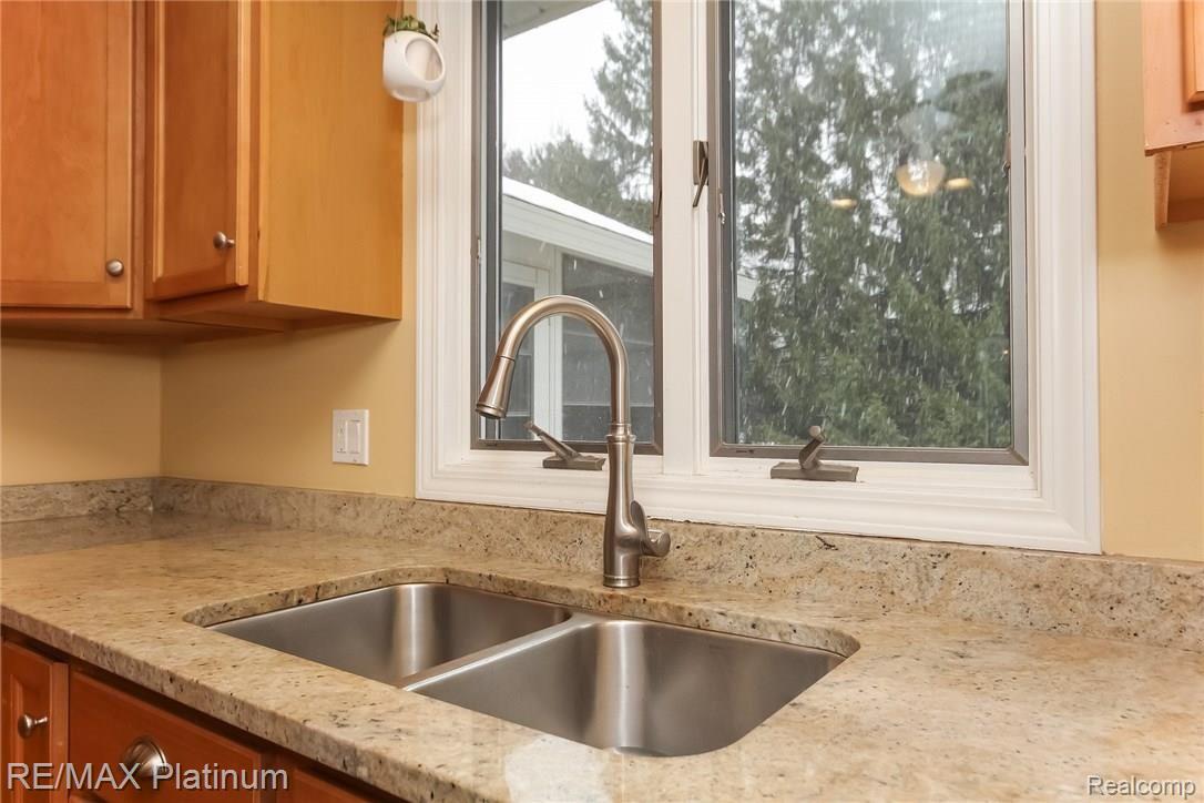 4047 Timberview Drive Howell, MI 48843 - Photo 14 of 59 Working at this sink will be a pleasure~