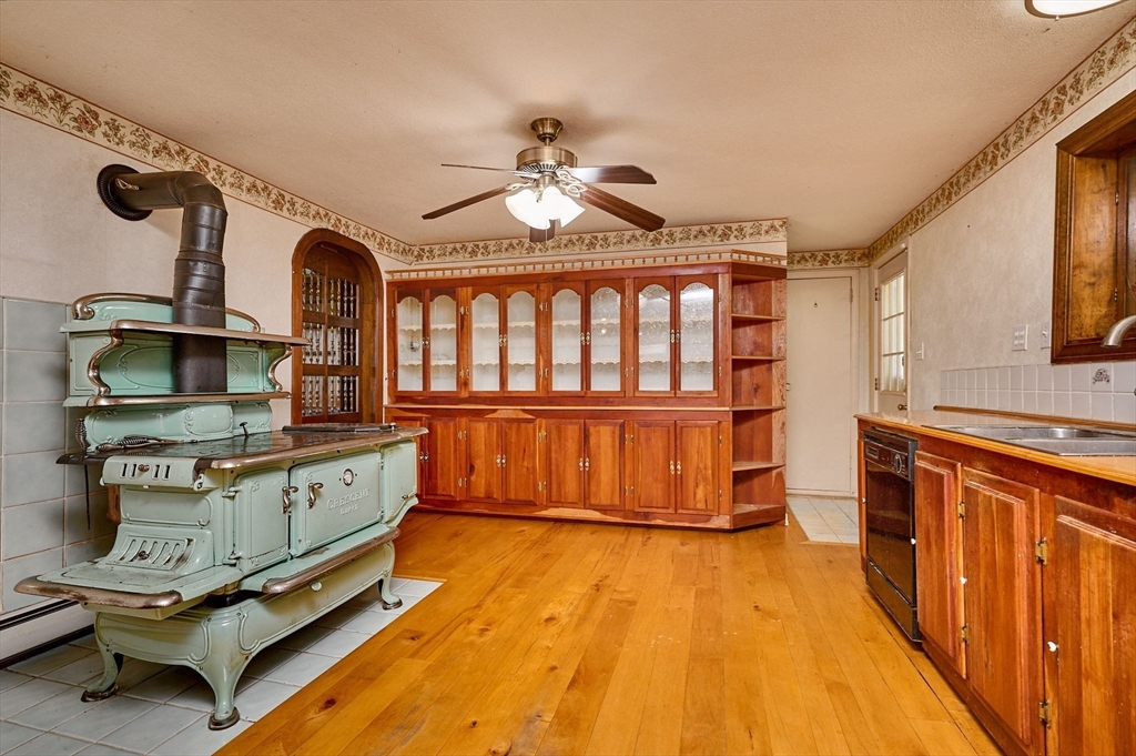 363 Cooley Street Springfield, MA 01128 - Photo 4 of 37