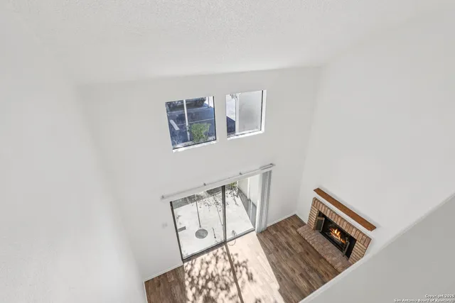 a view of a house with backyard and garden