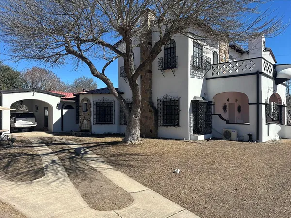 $325,000 | 400 West St Charles Avenue, San Diego, TX 78384