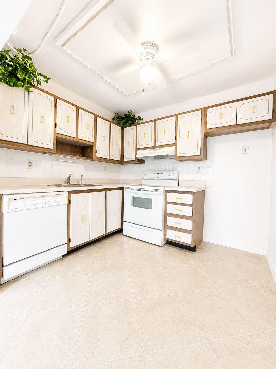 359 Capri H, Unit 359 Delray Beach, FL 33484 - Photo 3 of 23 WhatsApp Image 2026-06-19 at 17.16.38 (1