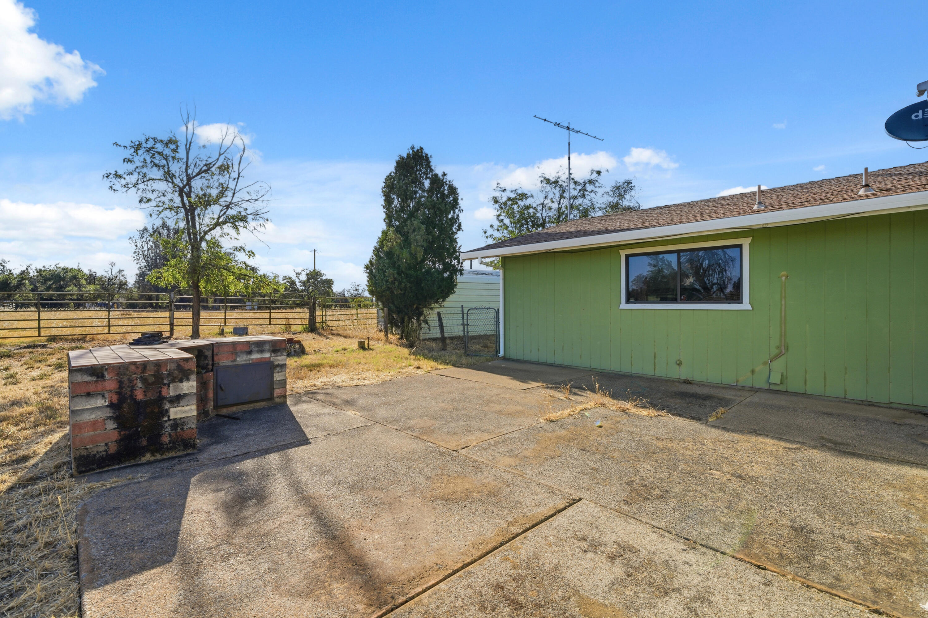 21241 Boyle Road Redding, CA 96003 - Photo 34 of 61 back patio