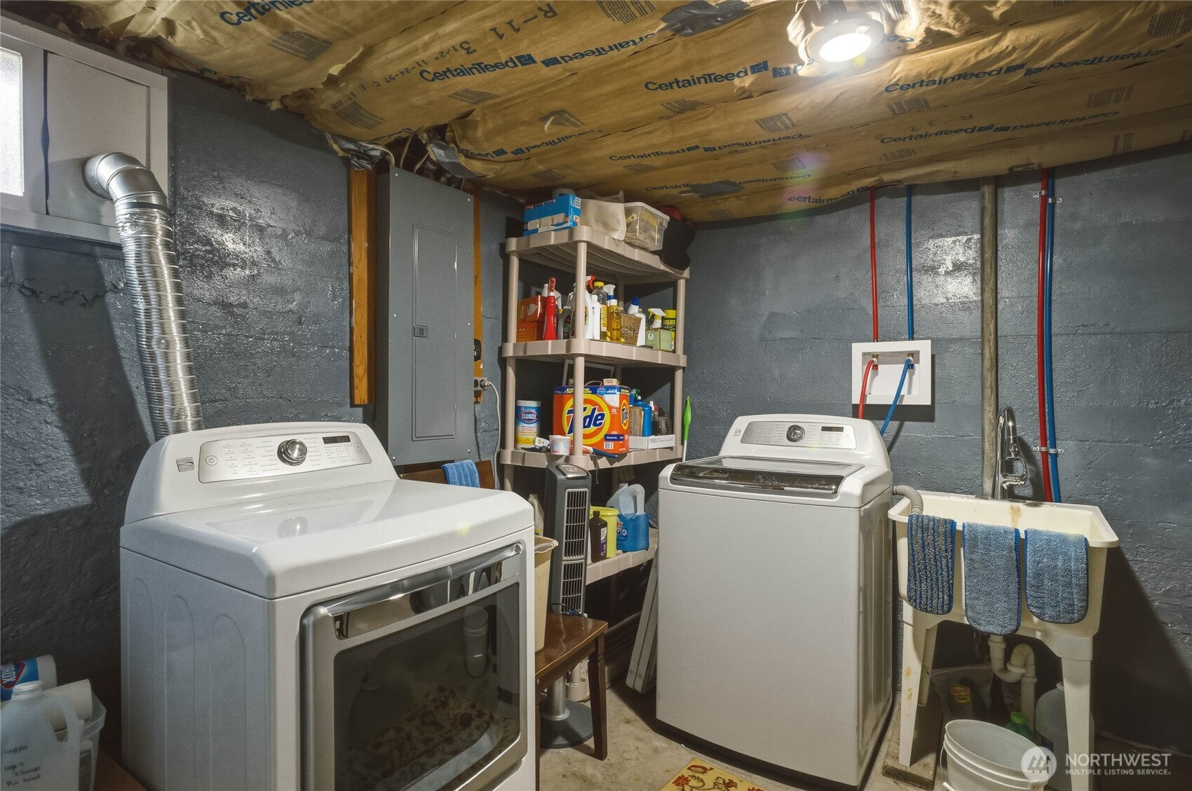 462 Beach Street Pateros, WA 98846 - Photo 26 of 30 a utility room with dryer and washer