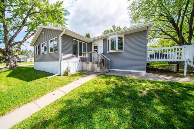 $242,500 | 306 Hiawatha Drive East, Wabasha, MN 55981