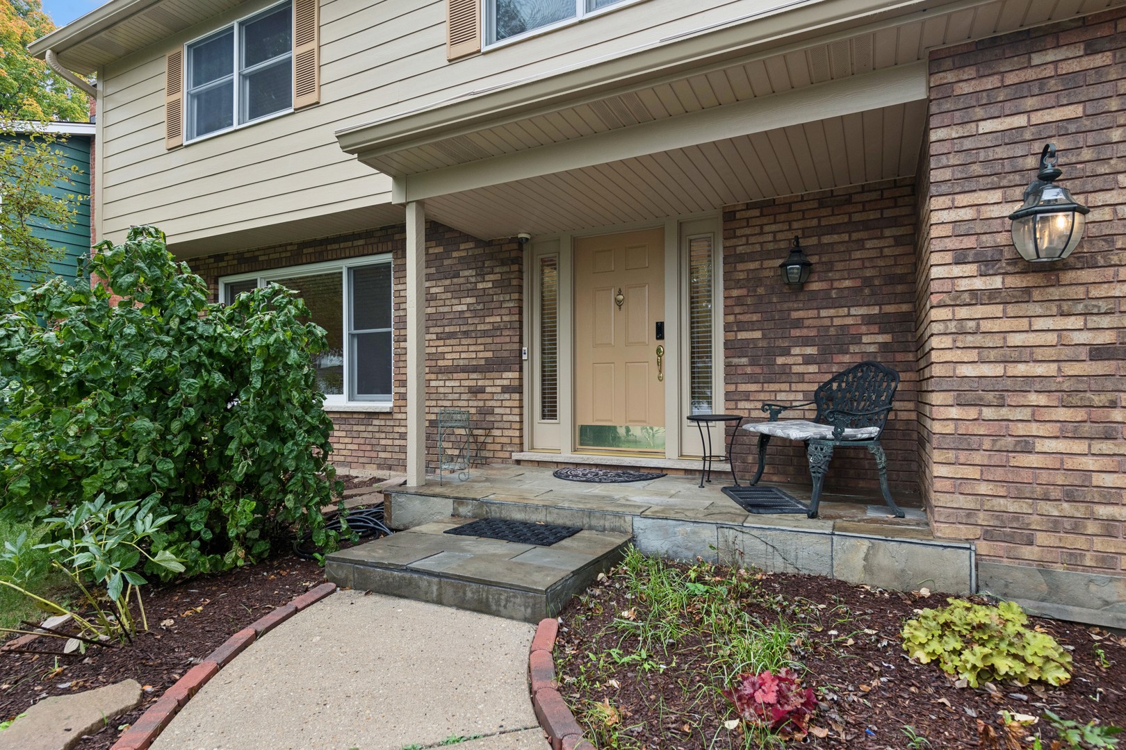 226 Aberdeen Road Cary, IL 60013 - Photo 2 of 40 a front view of a house with a garden