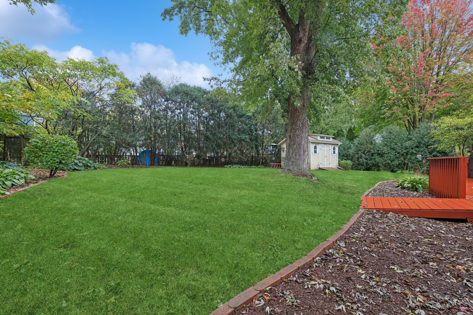 226 Aberdeen Road Cary, IL 60013 - Photo 35 of 40 a front view of a house with garden