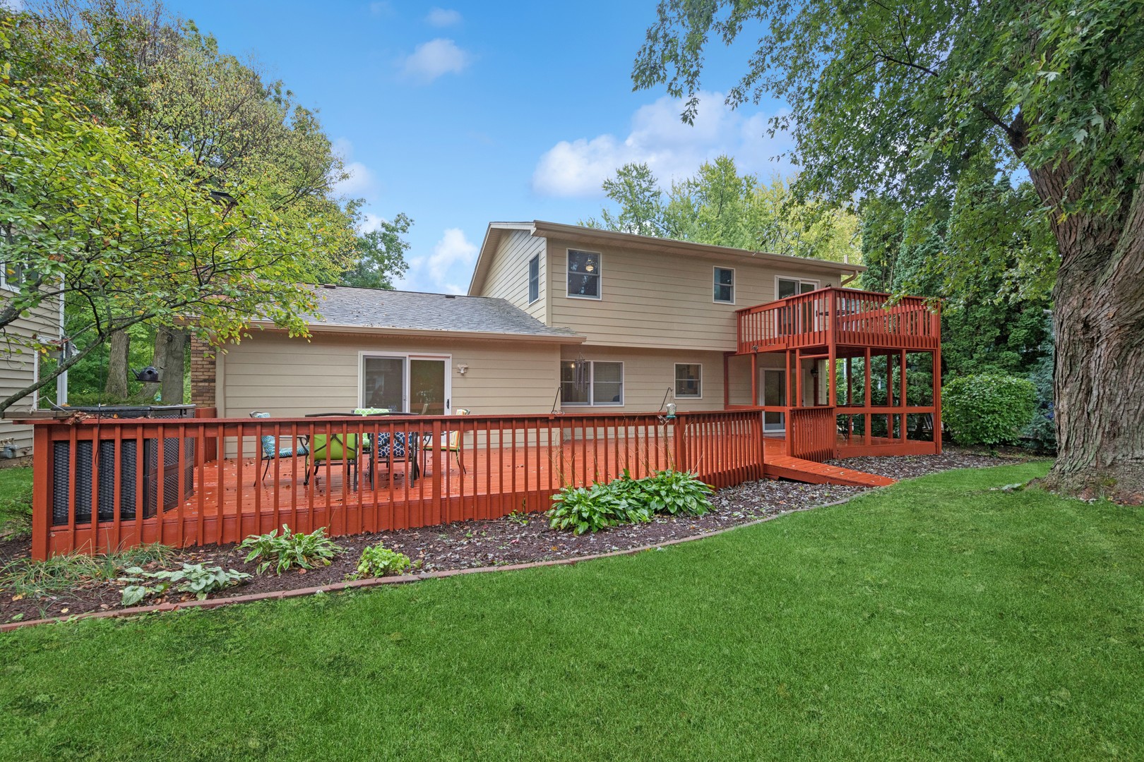 226 Aberdeen Road Cary, IL 60013 - Photo 36 of 40 a front view of a house with a garden