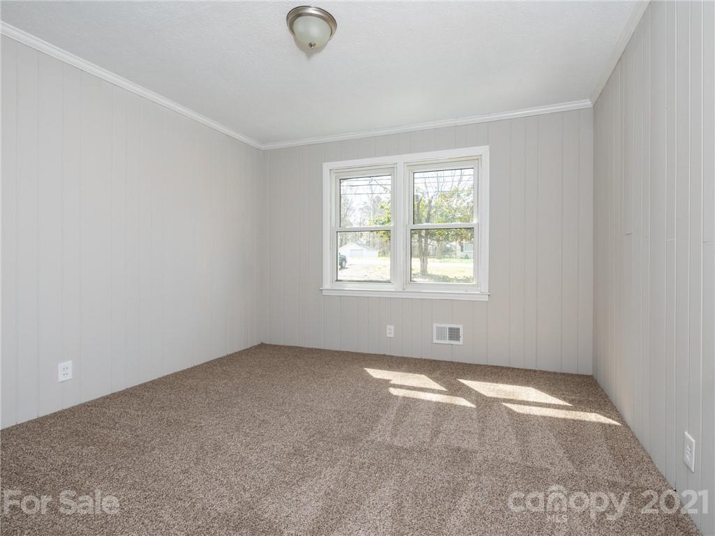 502 Davis Park Road Gastonia, NC 28052 - Photo 10 of 20 an empty room with a window