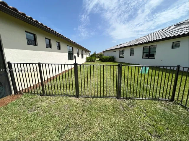 a view of a backyard