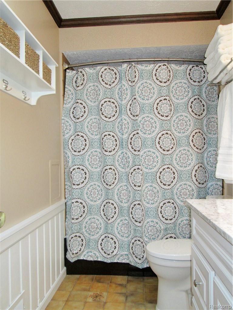 39368 Palmer Road Westland, MI 48186 - Photo 26 of 37 Bathroom main 2.jpg