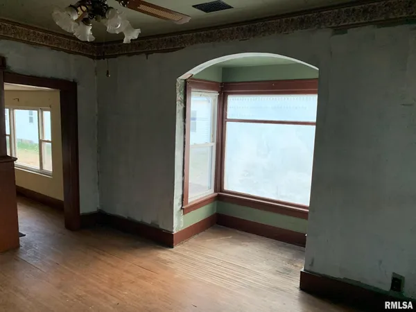 $27,900 | 924 North Crafford Street, Bushnell, IL 61422
