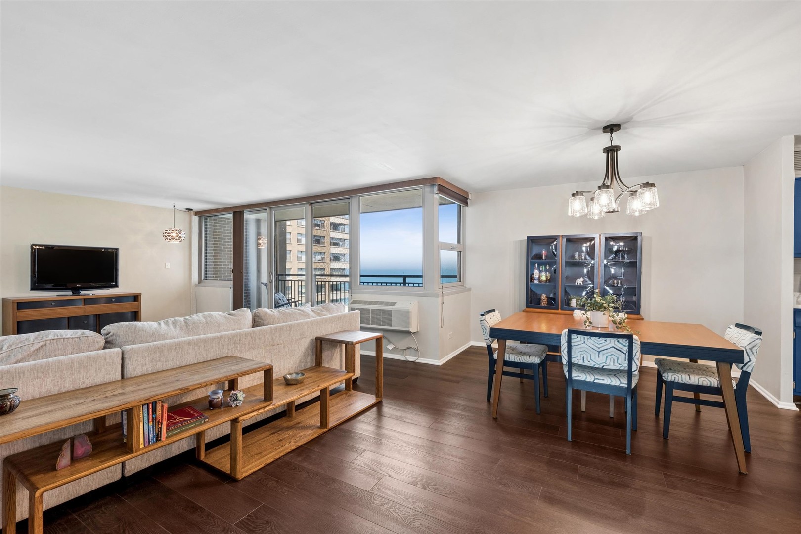 6147 North Sheridan Road, Unit 11A Chicago, IL 60660 - Photo 7 of 20 Gallery Image 7