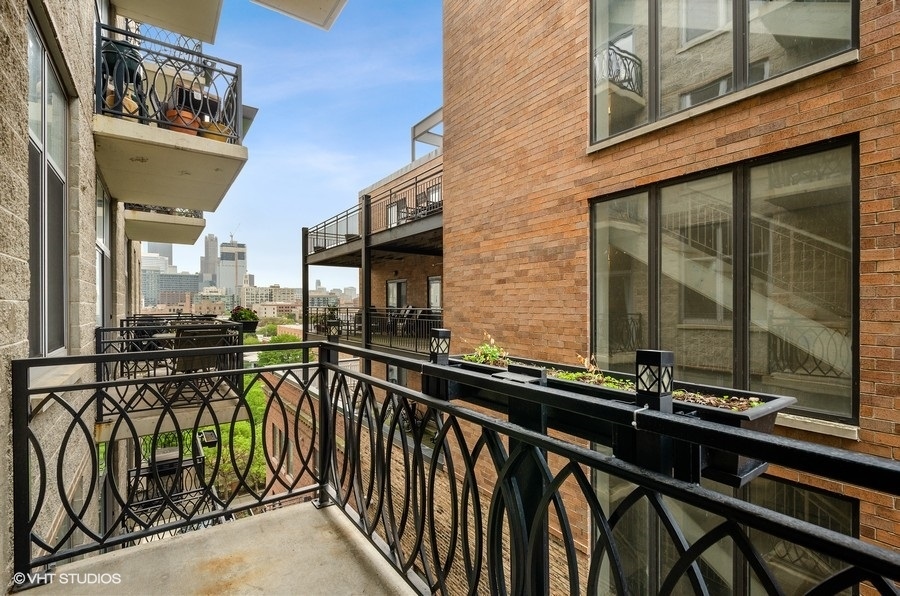 1201 West Adams Street, Unit 609 Chicago, IL 60607 - Photo 12 of 13 a view of a building with a large window