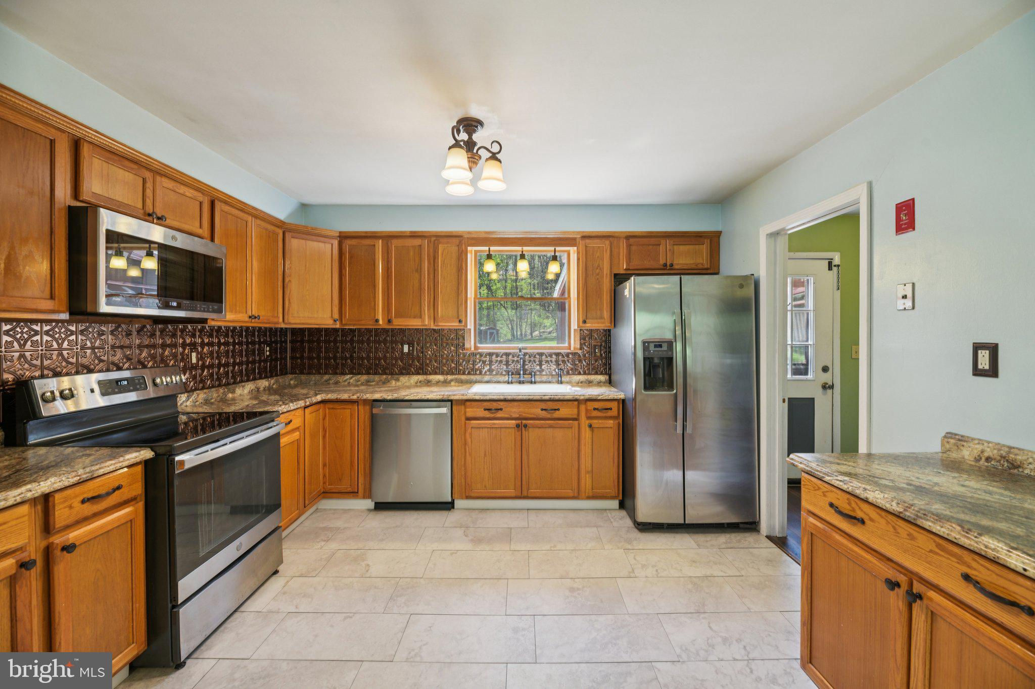 10165 Rocky Rd Place Waldorf, MD 20603 - Photo 6 of 44 Spacious updated kitchen