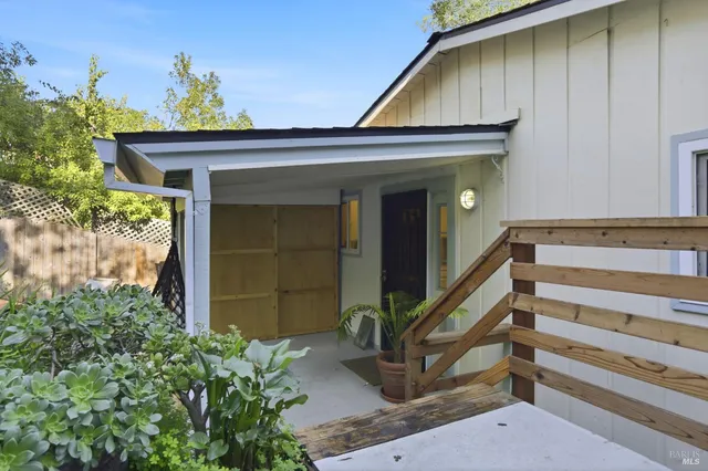a view of entryway with a front door
