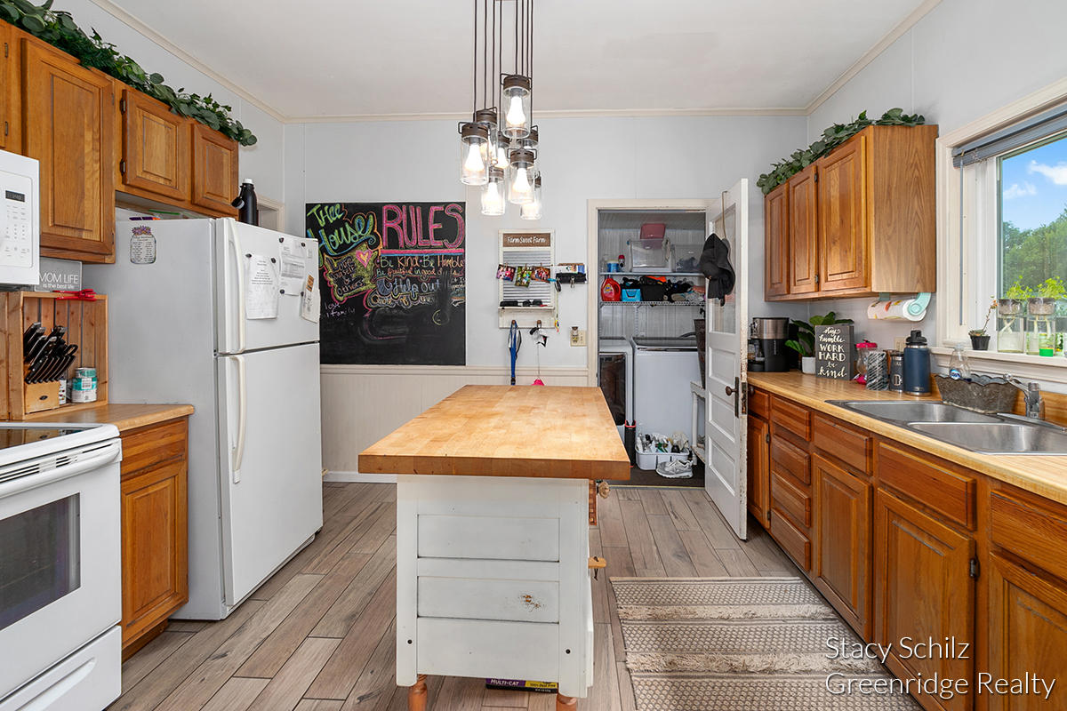814 Reed Street Nashville, MI 49073 - Photo 5 of 26 IMG_1009