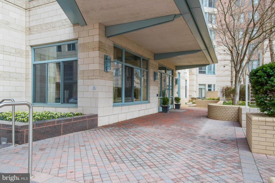 851 North Glebe Road, Unit 1609 Arlington, VA 22203 - Photo 3 of 28 Exterior (Front)
