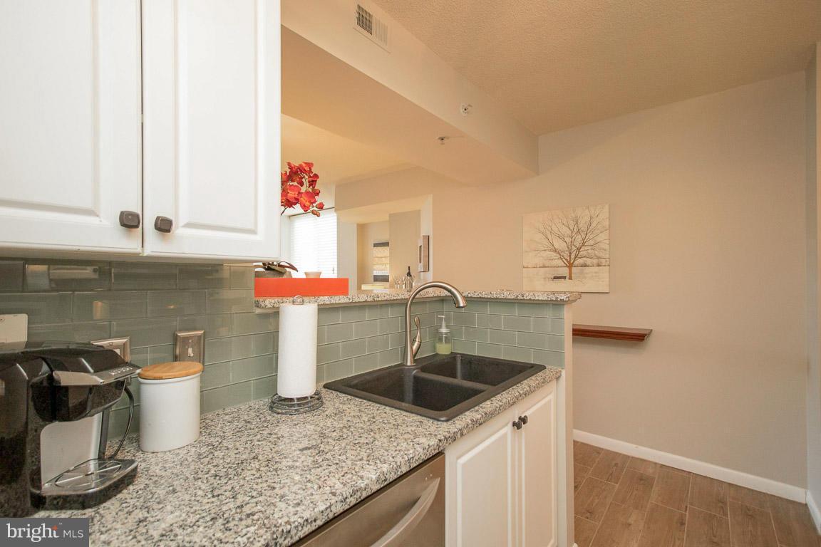 851 North Glebe Road, Unit 1609 Arlington, VA 22203 - Photo 5 of 28 Kitchen