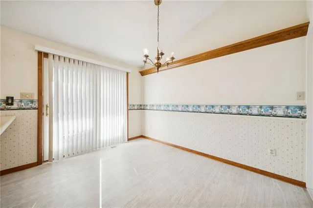 a view of a chandelier in big room and chandelier