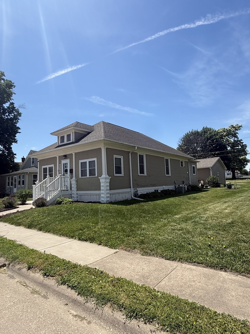 2386 Chancy Street Clinton, IA 52732 - Photo 2 of 28