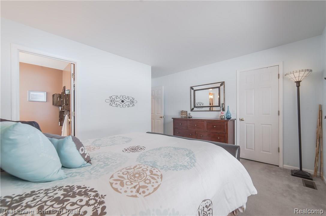 94 Eagle Ridge Road Lake Orion, MI 48360 - Photo 12 of 31 WALK-IN CLOSET AND ENSUITE