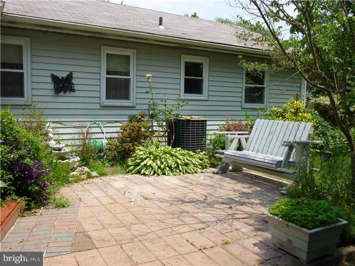 18 Warwick Road Stratford, NJ 08084 - Photo 22 of 25 a front view of a house with garden