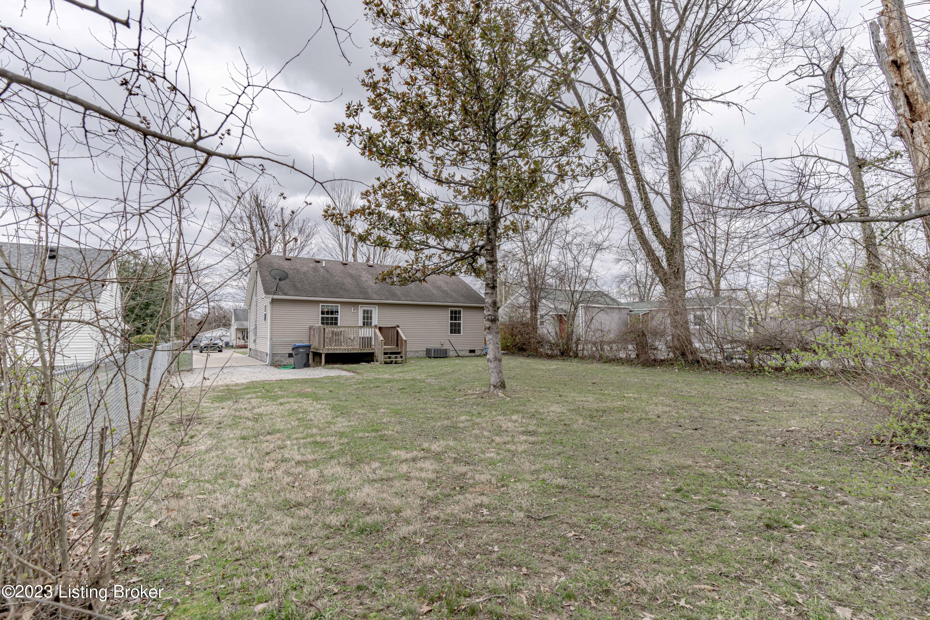 1025 Reeves Road Louisville, KY 40219 - Photo 12 of 41 DSC07646