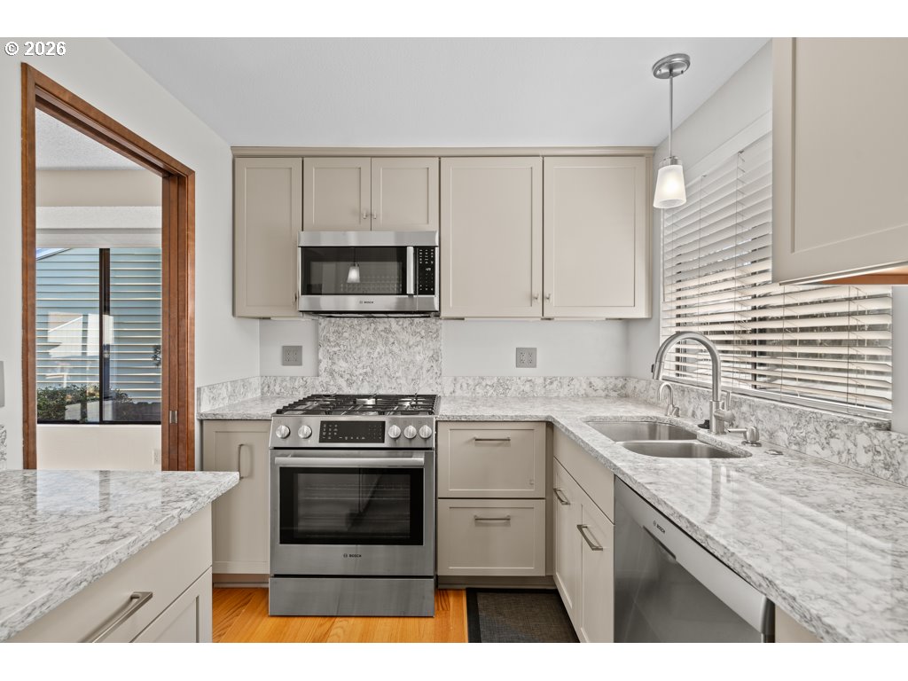 14859 Northeast Thompson Street Portland, OR 97230 - Photo 12 of 31