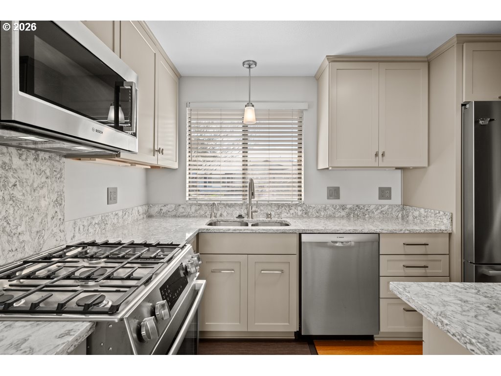 14859 Northeast Thompson Street Portland, OR 97230 - Photo 13 of 31