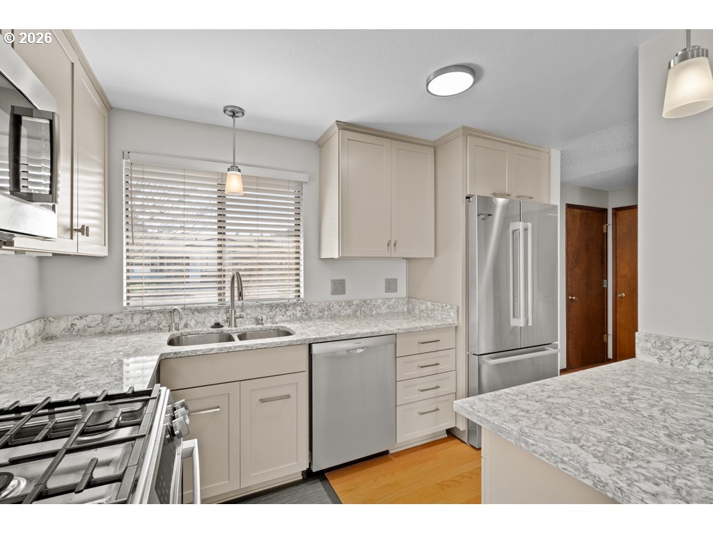 14859 Northeast Thompson Street Portland, OR 97230 - Photo 14 of 31