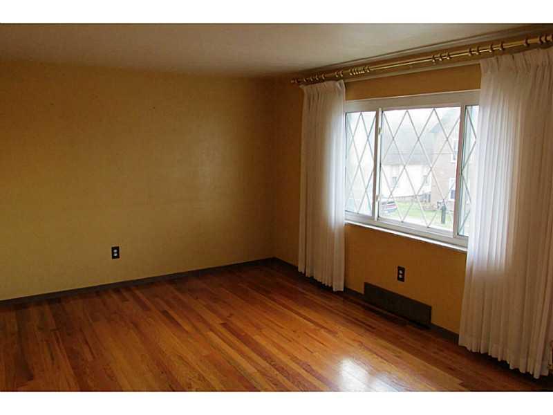 309 Spring Street Oakdale, PA 15071 - Photo 8 of 21 Living Room.