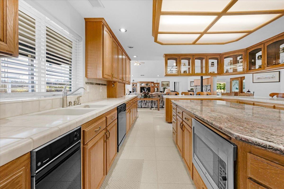 10925 Rusty Spur Lane Clovis, CA 93619 - Photo 14 of 94