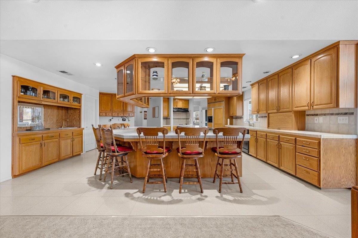 10925 Rusty Spur Lane Clovis, CA 93619 - Photo 18 of 94 a view of a dining room with furniture