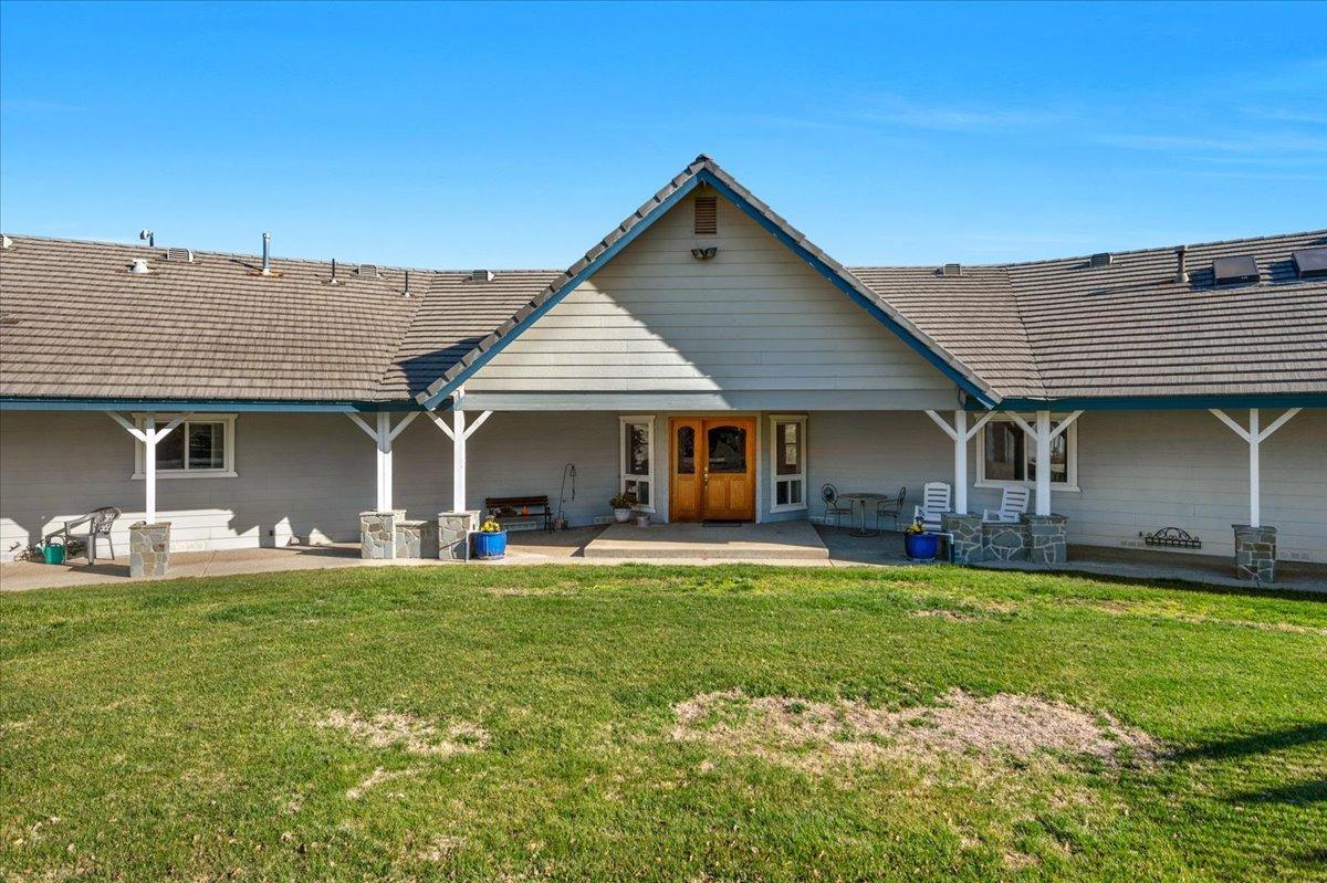 10925 Rusty Spur Lane Clovis, CA 93619 - Photo 56 of 94 a view of a house with a yard and sitting area