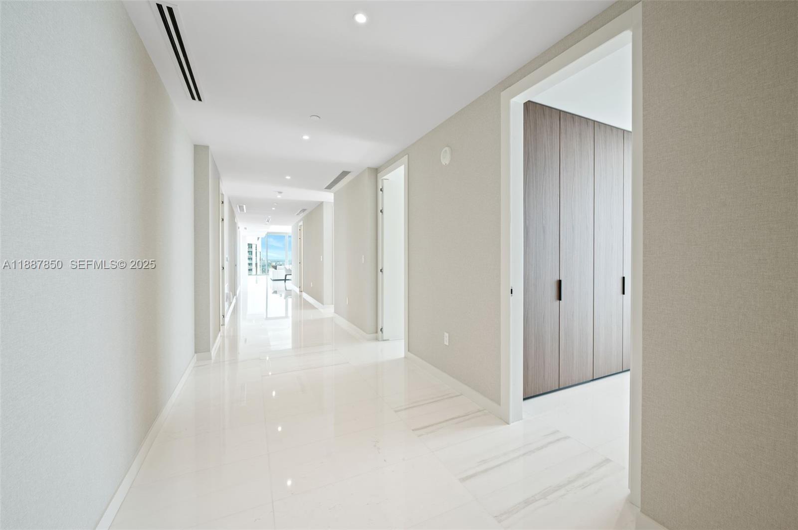 300 Biscayne Blvd Way, Unit 3701 Miami, FL 33131 - Photo 12 of 73 Art Gallery.