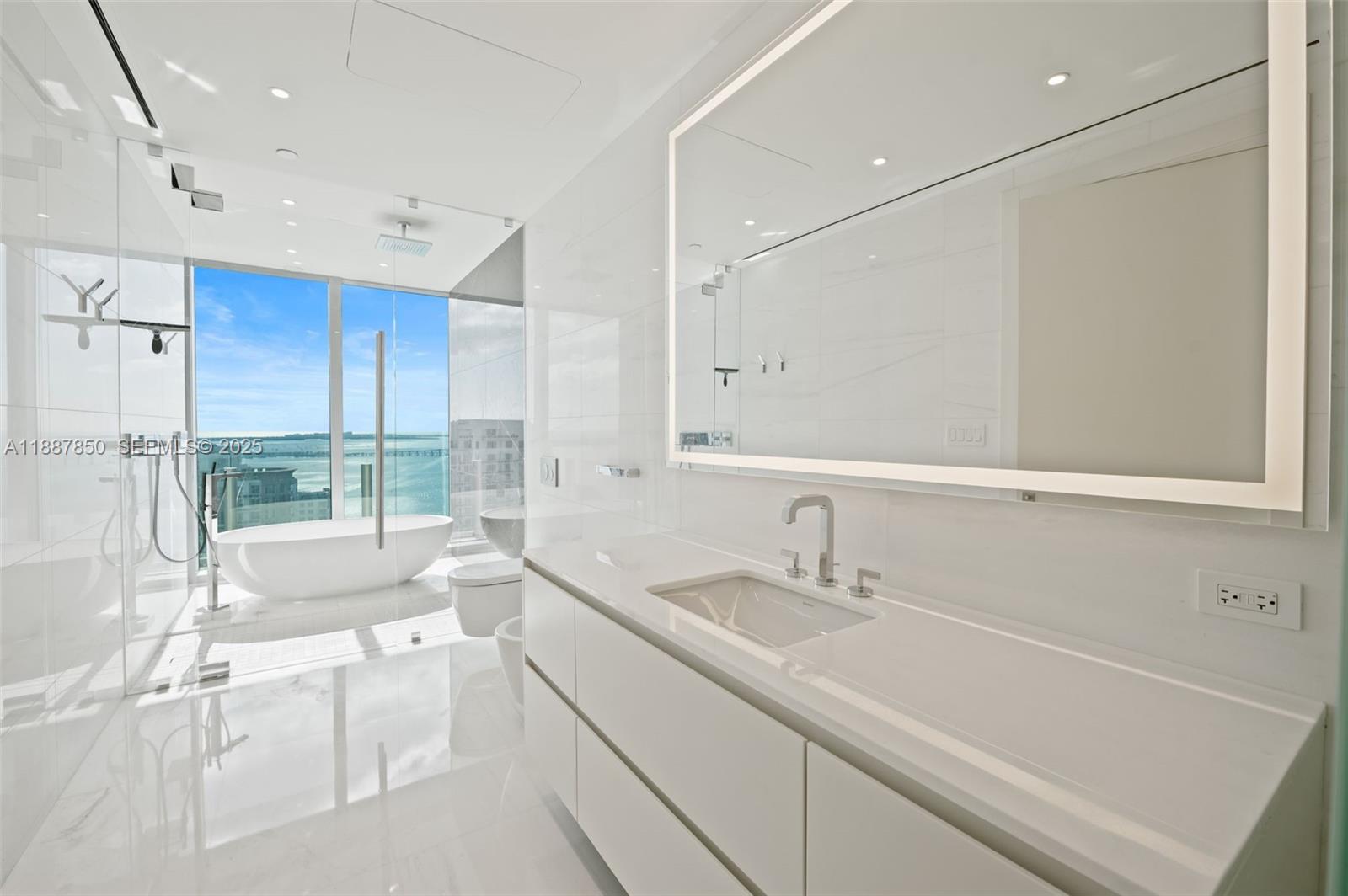300 Biscayne Blvd Way, Unit 3701 Miami, FL 33131 - Photo 17 of 73 Hers.